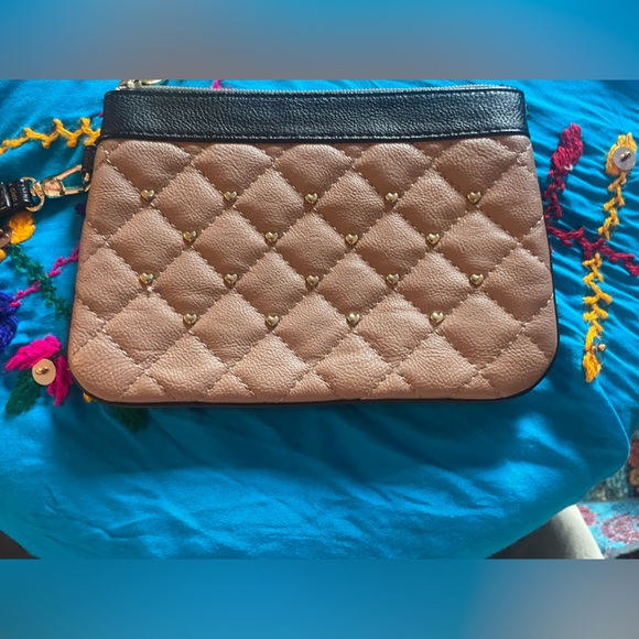 Tan and black Betsey Johnson zip up bag. Apx 8 x 6” EUC with no noted flaws! - Picture 4 of 9